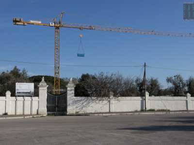 Salutiamo l�agricoltore e proseguiamo. Al rond� imbocchiamo una viuzza che costeggia sulla sinistra la strada principale: affianca il circolo sportivo Country Club per poi incrociare via Martiri delle Foibe